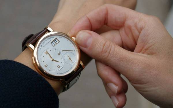 Как правильно носить часы на руке