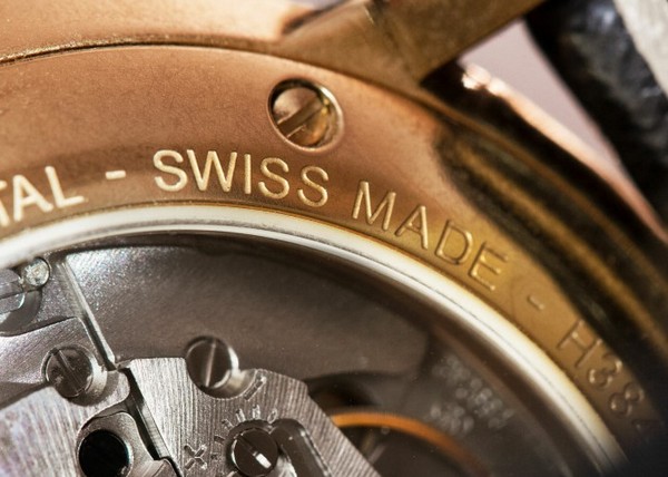 Надпись Swiss Made на механизме