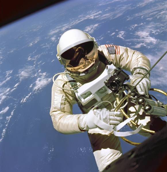 Эдвард Уайт с часами Omega Speedmaster (миссия Gemini 4)