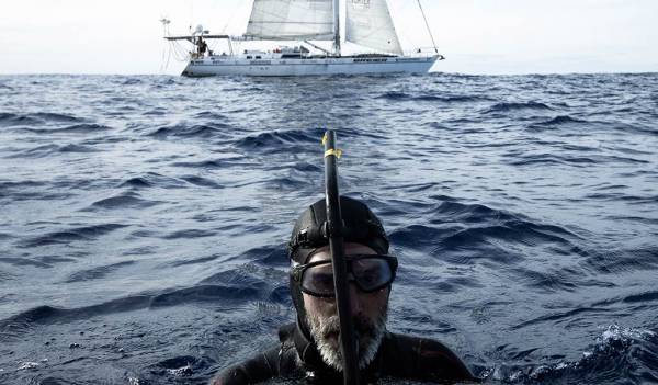 Пловец и искатель приключений Бен Лекомт в загрязненном океане