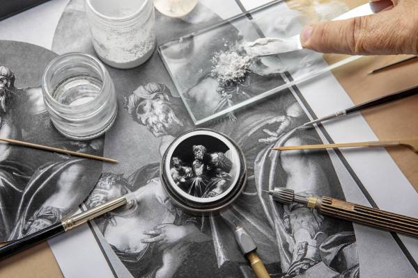 Мастер-эмальер Vacheron Constantin оформляет циферблат эмалевой миниатюрой