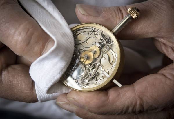 Филипп Дюфур создает механизм карманных часов с боем