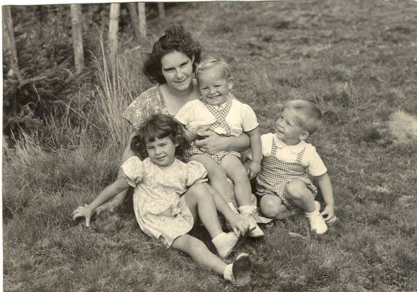 Двухлетний Филипп на руках у мамы, с сестрой и братом