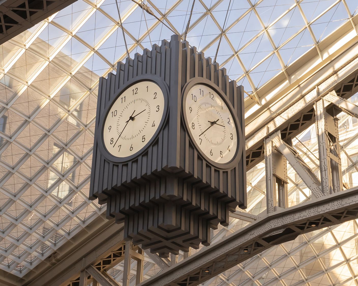 Большие публичные часы в железнодорожном зале Нью-Йорка