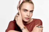 Кара Делевинь появилась в часах Dior с циферблатами из камней