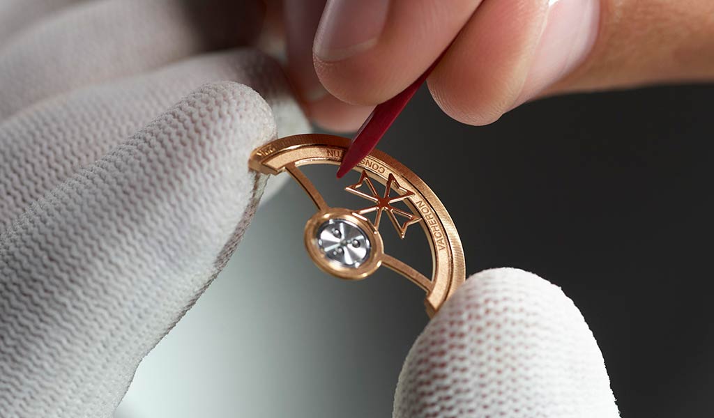 Изящный гильошированный узор на роторе часов Moonlight Jewellery Sapphire