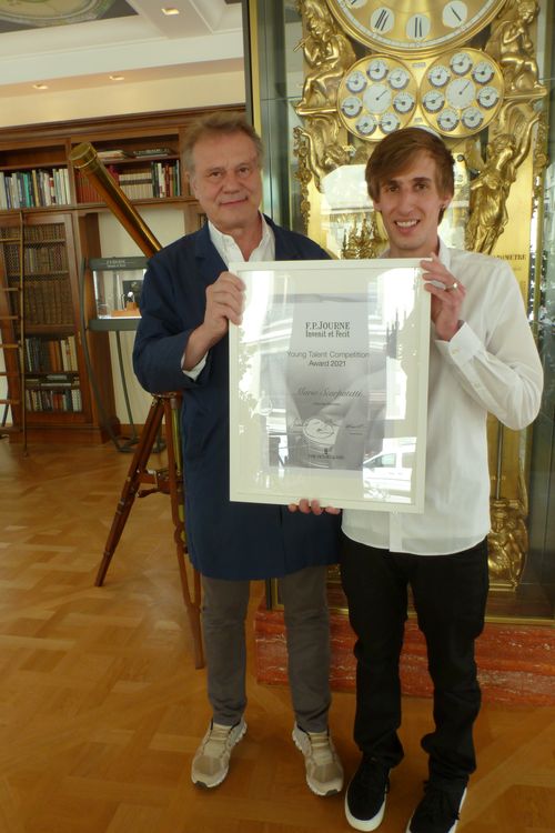 Марио Скарпатетти с дипломом конкурса молодых часовщиков Франсуа-Поля Журна