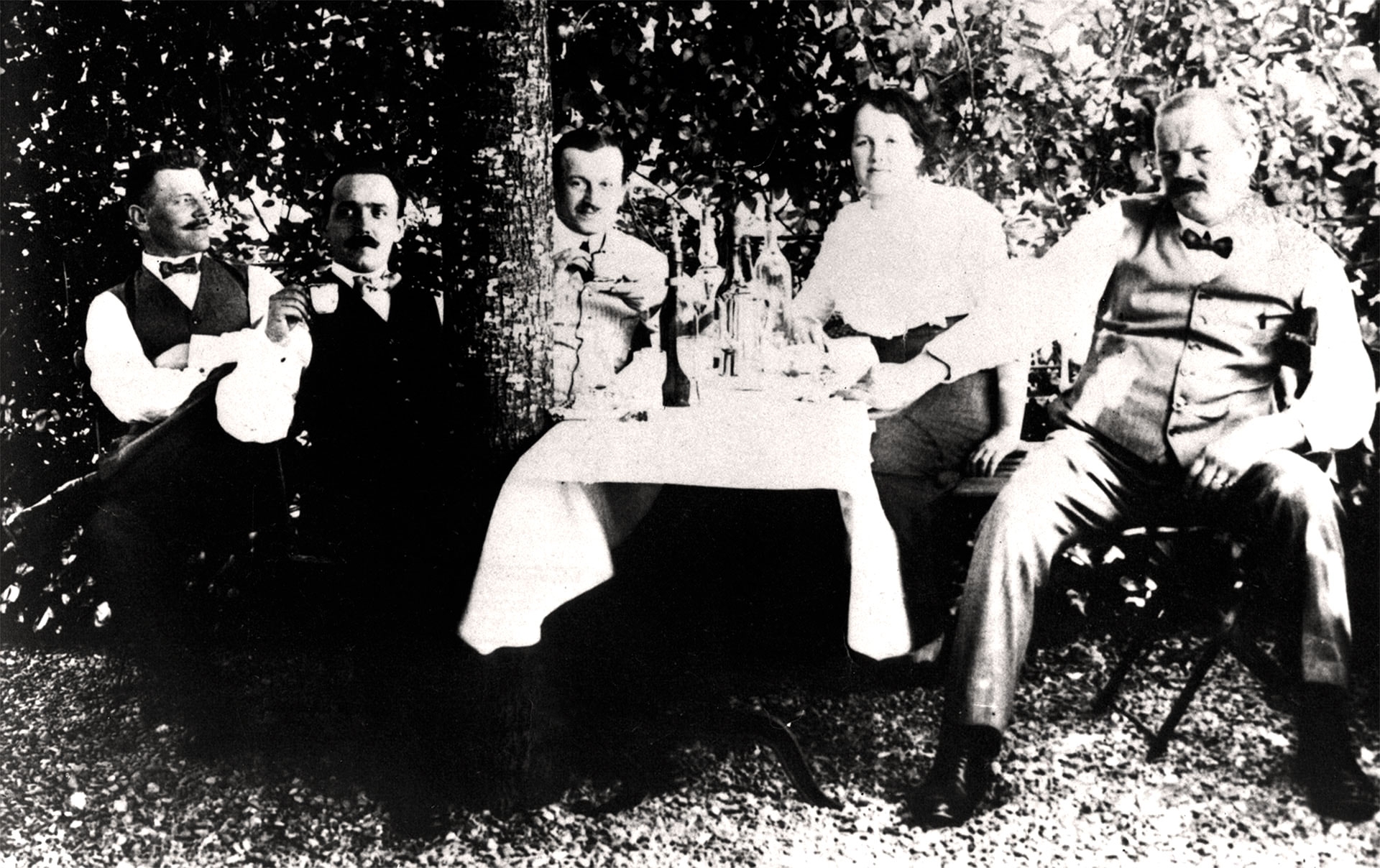 Ганс Вильсдорф (за деревом) в компании зятя и сестры, 1906 год