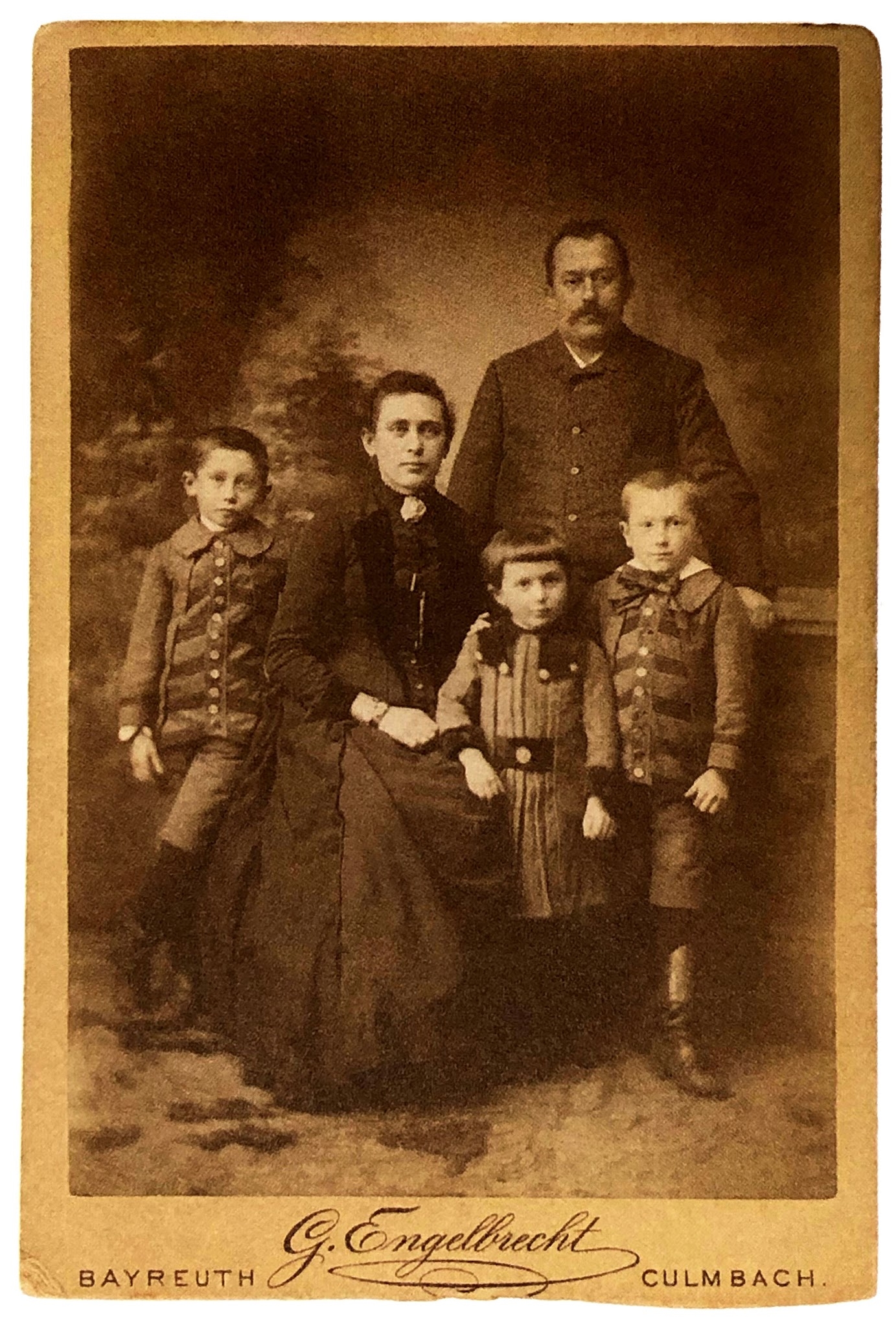 Семья Вильсдорфов в полном составе. Ганс стоит справа