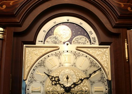 Напольные часы Hermle с тремя мелодиями и лунным календарем