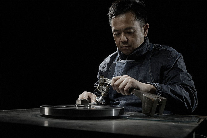 Японский мастер Коматсу Казухито делает часы G-Shock MRG-B2000BS-3A