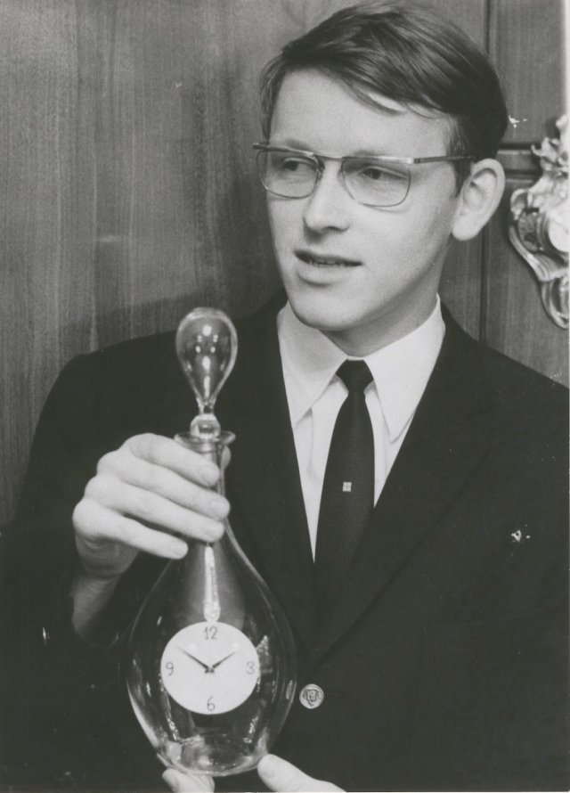 Свенд Андерсен с часами Bottle Clock
