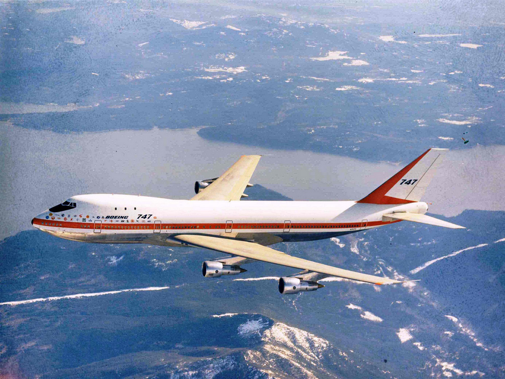 Авиалайнер Boeing 747