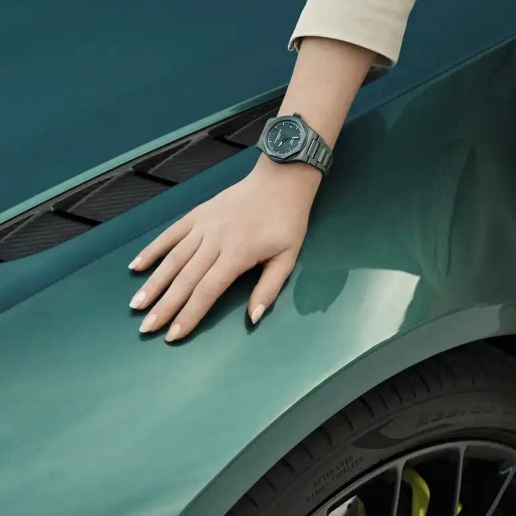 Часы Girard-Perregaux Laureato Green Ceramic Aston Martin Edition